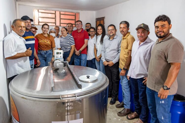 Itapetim: primeira coleta de leite de cabra marca início do funcionamento de tanque de resfriamento implantado pelo Governo Municipal