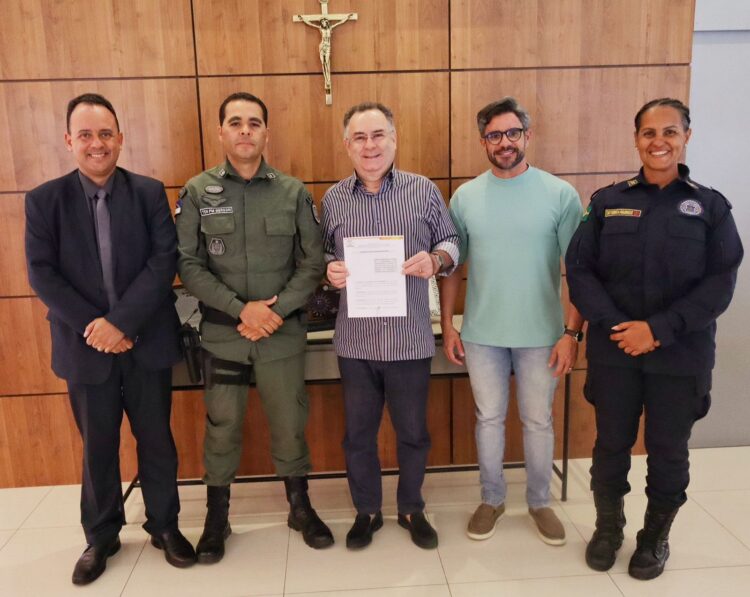 Prefeito Zeca Cavalcanti assina decreto para funcionamento de quiosques e articula reforço na segurança da Praça da Bandeira, em Arcoverde