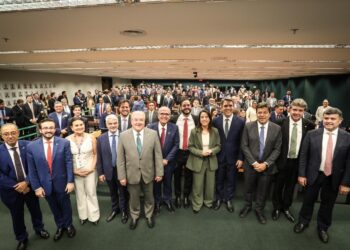 Em encontro com prefeitos e a bancada federal em Brasília, governadora Raquel Lyra destaca parceria com municípios