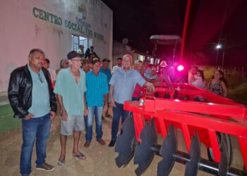 Sávio Torres entrega grade aradora e fortalece agricultura no Logradouro
