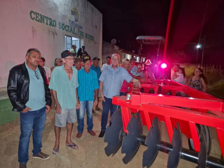 Sávio Torres entrega grade aradora e fortalece agricultura no Logradouro