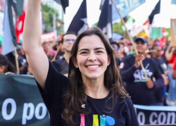 Maria Arraes participa de mobilização pelo fim da escala 6×1 e critica extrema direita