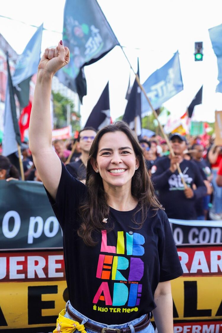 Maria Arraes participa de mobilização pelo fim da escala 6×1 e critica extrema direita
