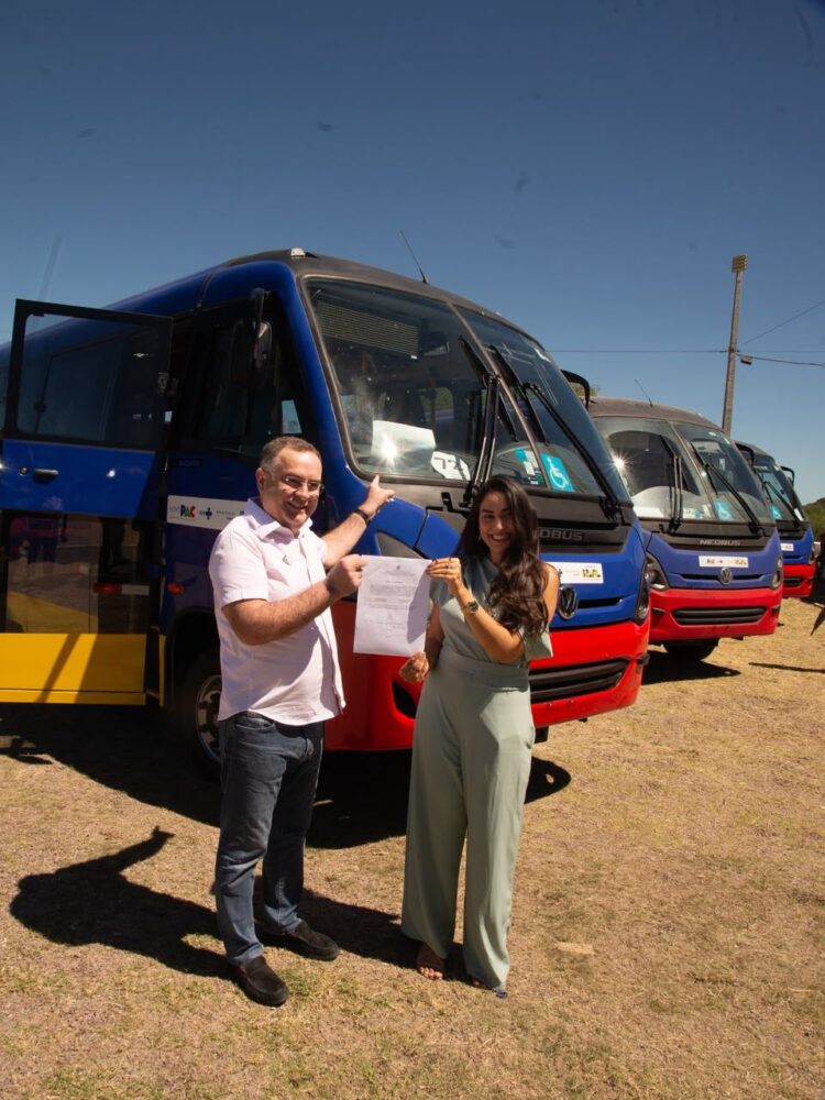 Arcoverde recebe micro-ônibus adaptado para fortalecer atendimento na saúde