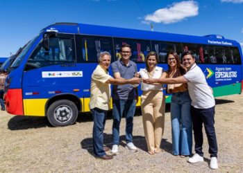 Prefeita Aline Karina celebra conquista de novo micro-ônibus para a saúde de Itapetim