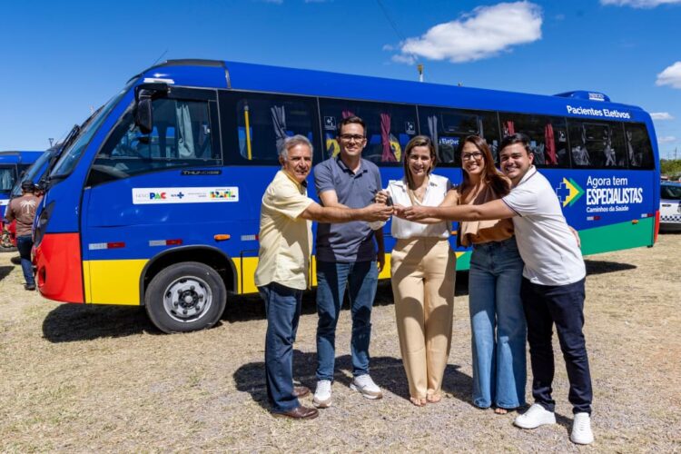 Prefeita Aline Karina celebra conquista de novo micro-ônibus para a saúde de Itapetim