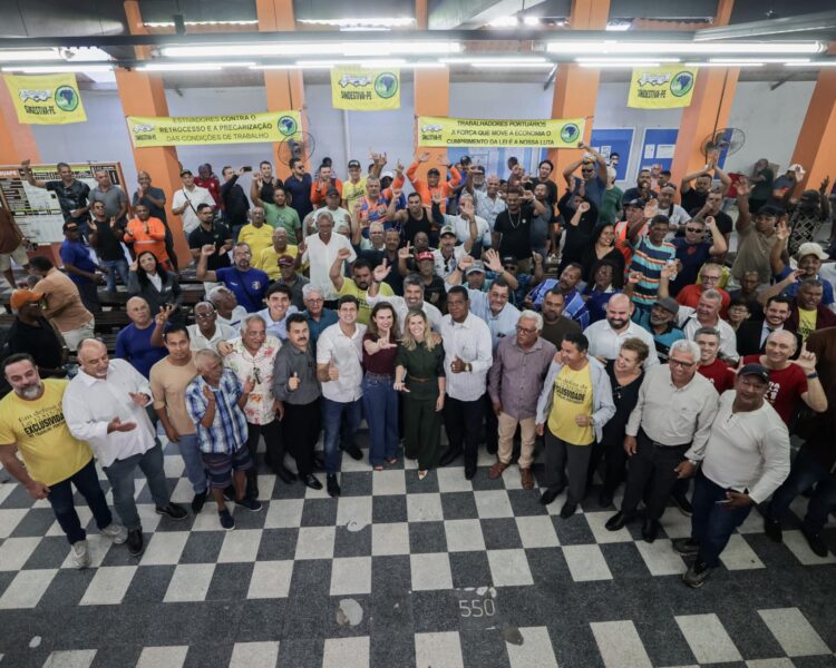 João Campos se reúne com trabalhadores portuários e destaca força da atividade