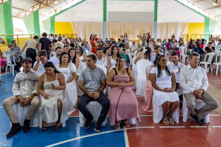 Casamento comunitário oficializa união de 21 casais em Itapetim