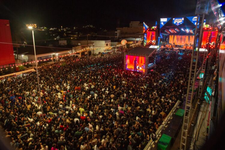 Nattan e Zé Vaqueiro arrastam multidão e lotam Pátio de Eventos no São João de Arcoverde