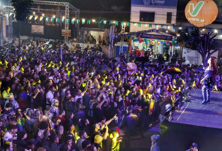 Nem chuva nem frio afastam fãs de Priscila Senna na sexta noite do São João de Arcoverde