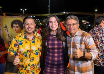 Em Afogados da Ingazeira, Maria Arraes acompanha o “Arraial do Meu Bairro” ao lado do prefeito Sandrinho