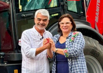 Humberto Costa entrega retroescavadeira em Nazaré da Mata e garante apoio em São Lourenço da Mata