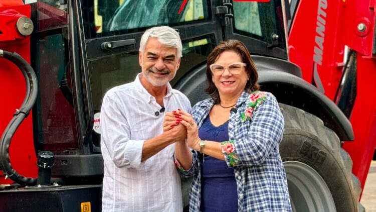 Humberto Costa entrega retroescavadeira em Nazaré da Mata e garante apoio em São Lourenço da Mata