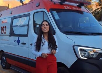 Zeca viabiliza SAMU em Arcoverde e secretária de Saúde recebe primeira ambulância do serviço