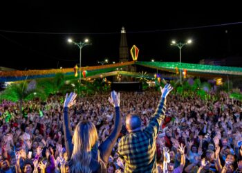 Noite religiosa com Padre Fabrício reúne multidão em Itapetim (PE)