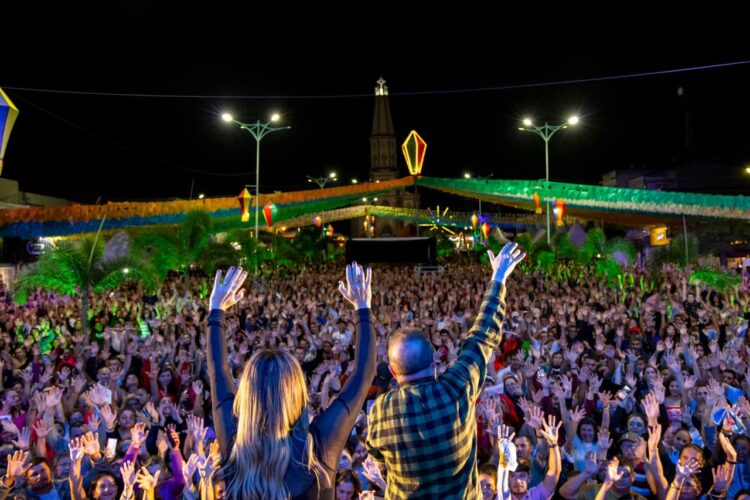 Noite religiosa com Padre Fabrício reúne multidão em Itapetim (PE)