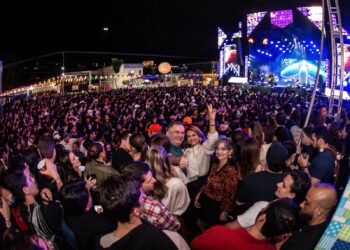 Zeca encerra edição histórica do São João de Arcoverde com multidão e show de Matheus & Kauan