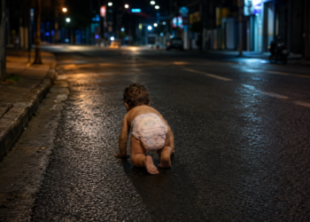 Bebê é encontrado engatinhando sozinho em avenida durante a madrugada; mãe tinha saído para uma festa