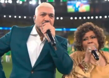 Belo e Alcione viram meme ao cantarem em amistoso: “Deixaram o hino morrer”; Veja