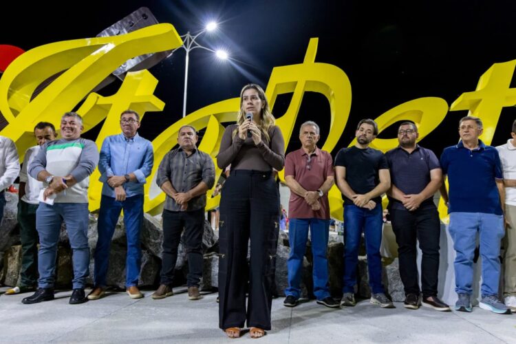 Inauguração de praça e entrega de veículos marcam noite de conquistas em Itapetim