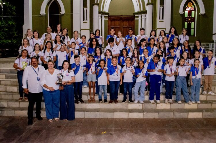 Prefeitura de Afogados homenageou 571 alunos medalhistas em olimpíadas do conhecimento