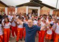 Zeca inicia entrega de novas fardas para mais de 7,5 mil estudantes em Arcoverde