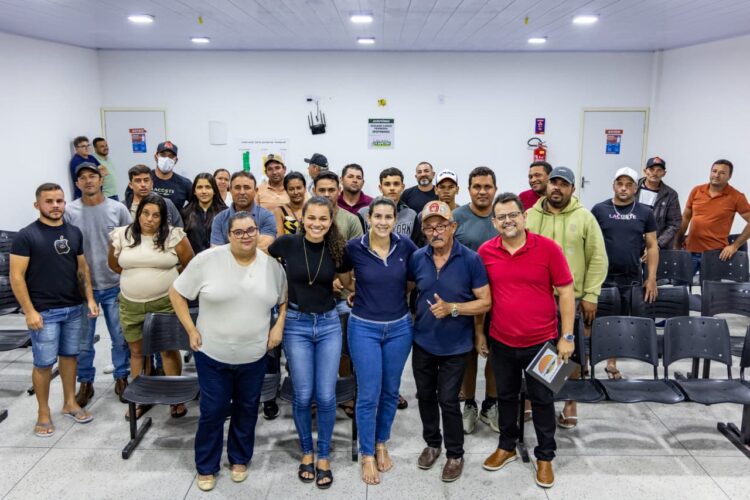 Prefeita Aline Karina se reúne com produtores de leite de cabra