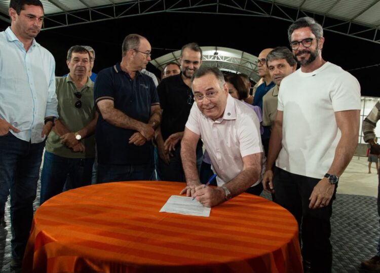 Zeca assina Ordem de Serviço para retomada definitiva da Praça da Juventude em Arcoverde