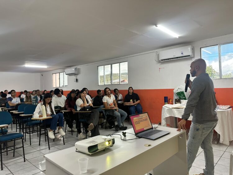 V Seminário Municipal de Juventudes reúne 100 jovens e debate propósito profissional e pessoal em Arcoverde