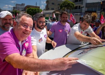 Zeca Cavalcanti promove grande adesivaço ao lado de Gustavo e Marcelo Gouveia em Arcoverde