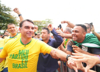 Flávio Bolsonaro dá início à campanha presidencial com ato em Copacabana