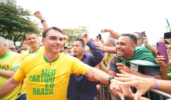 Flávio Bolsonaro dá início à campanha presidencial com ato em Copacabana
