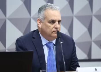 Flávio Bolsonaro anuncia Alfredo Gaspar como vice na disputa pela Presidência da República