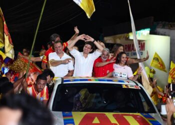 João Campos leva Frente Popular às ruas de Paulista e defende retomada de grandes obras na RMR