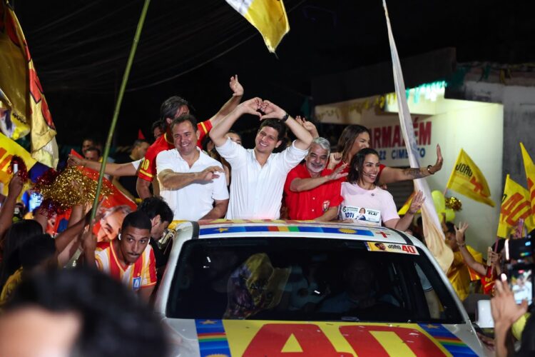 João Campos leva Frente Popular às ruas de Paulista e defende retomada de grandes obras na RMR