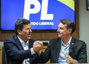 Flávio Bolsonaro desembarca no Recife, na quarta-feira (16), para reforçar o apoio à candidatura de Mendonça, nome da direita na disputa pelo Senado
