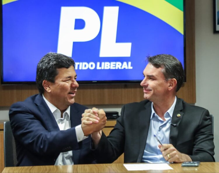 Flávio Bolsonaro desembarca no Recife, na quarta-feira (16), para reforçar o apoio à candidatura de Mendonça, nome da direita na disputa pelo Senado
