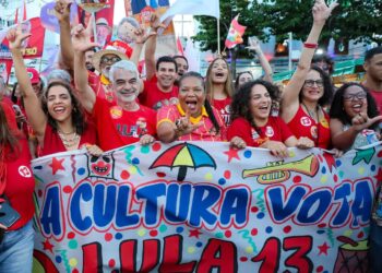 Humberto intensifica agenda no Recife e participa de ato da cultura em apoio à reeleição de Lula