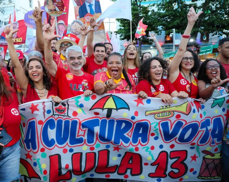 Humberto intensifica agenda no Recife e participa de ato da cultura em apoio à reeleição de Lula