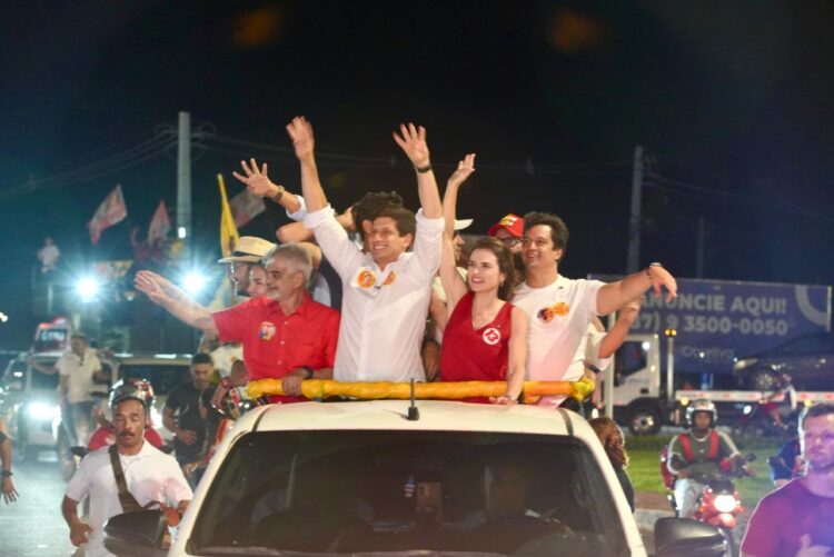 Humberto participa de carreata ao lado de João Campos e Marília e debate propostas para Petrolina