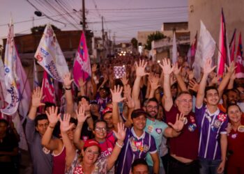 Arcoverde: Zeca arrasta multidão em caminhada no bairro do Sucupira em apoio a Marcelo e Gustavo Gouveia