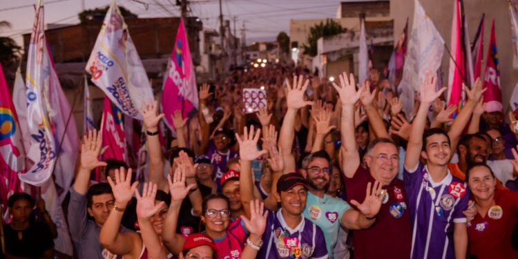 Arcoverde: Zeca arrasta multidão em caminhada no bairro do Sucupira em apoio a Marcelo e Gustavo Gouveia