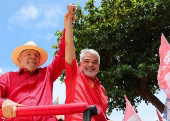 Em grande ato ao lado de Lula, Humberto projeta vitória da Frente Popular em Pernambuco