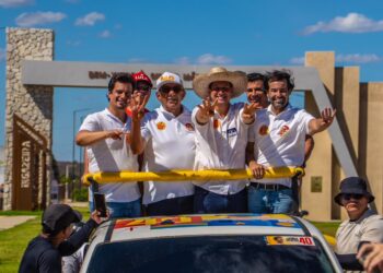 João Campos participa de carreata em Ingazeira ao lado de Luciano Torres