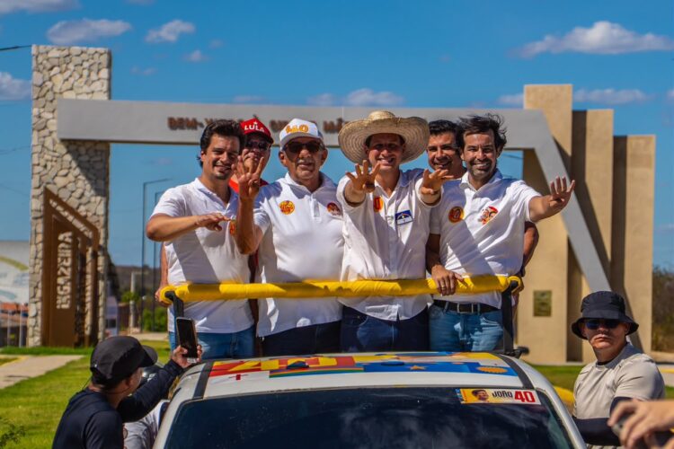 João Campos participa de carreata em Ingazeira ao lado de Luciano Torres