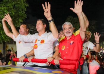 Humberto Costa participa de carreata em Paulista ao lado de João Campos
