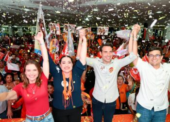 Aline Mariano reúne multidão em grande ato no Recife ao lado do prefeito Victor Marques, do deputado estadual João Paulo Costa e Marília Arraes