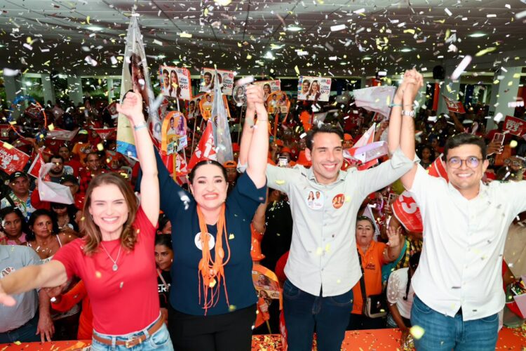 Aline Mariano reúne multidão em grande ato no Recife ao lado do prefeito Victor Marques, do deputado estadual João Paulo Costa e Marília Arraes