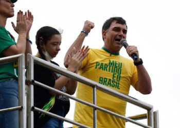 Ovos voam contra carreata de Flávio Bolsonaro, e candidato reage: “É tentativa de homicídio”; Veja