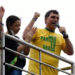 Ovos voam contra carreata de Flávio Bolsonaro, e candidato reage: “É tentativa de homicídio”; Veja